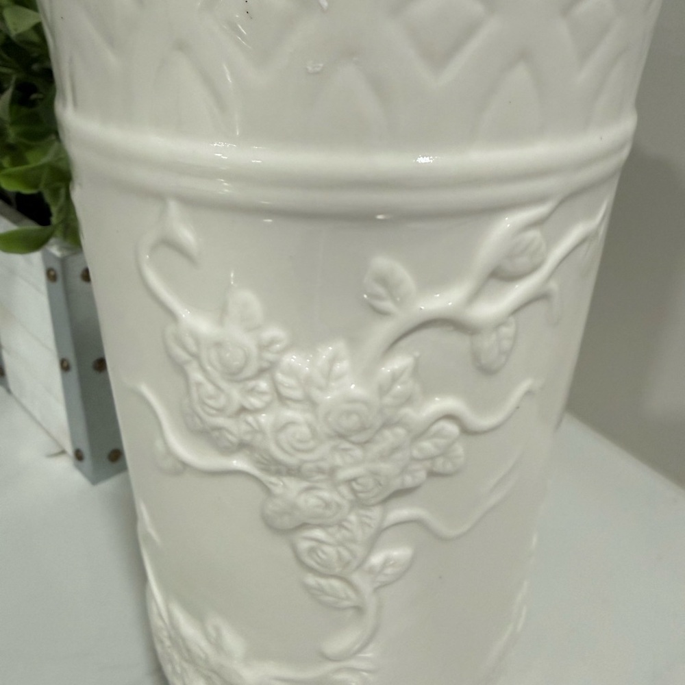💙2 for $12 Stunning flower vase floral embossed ceramic ivory - Picture 3 of 8